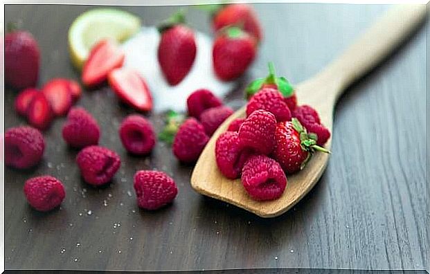 raspberries and strawberries rich in folic acid