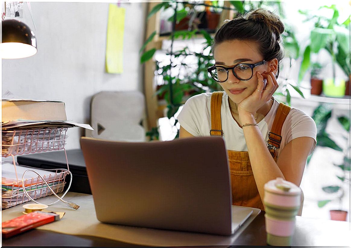 Girl looking for information on the computer