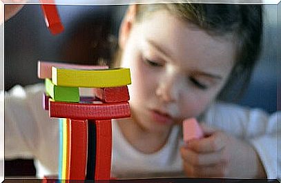 girl playing symbolizing divergent thinking in children 