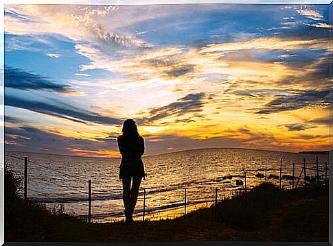 Silhouette of woman in front of the sea 