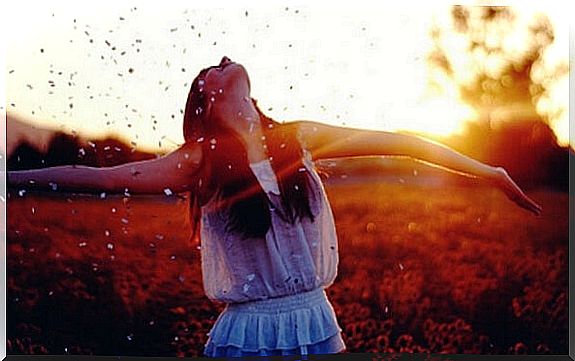 Woman spreading her arms in happiness for having faced the archetype of the shadow