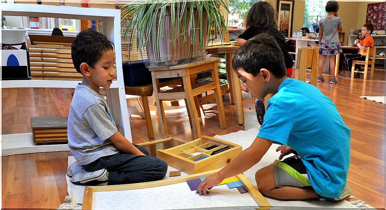 Children in the classroom working according to the Montessori method today